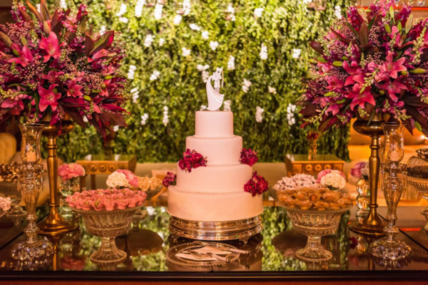 Mesa Completa de Bolo e Doces